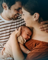 Familia feliz con su bebé, nacido gracias a un tratamiento de FIV en FIV Valencia, clínica especializada en reproducción asistida.