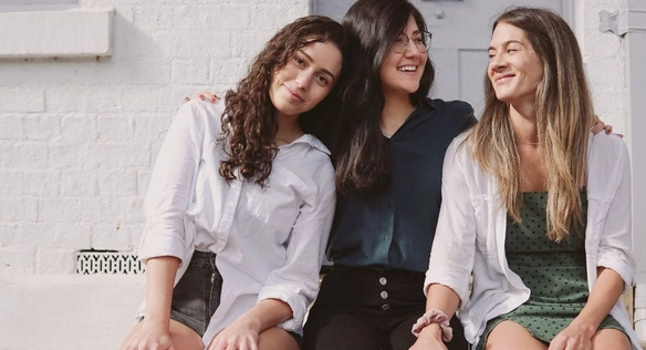 res amigas disfrutando de un día de verano, reflejando la conexión y la generosidad que inspiran actos como la donación de óvulos en FIV Valencia
