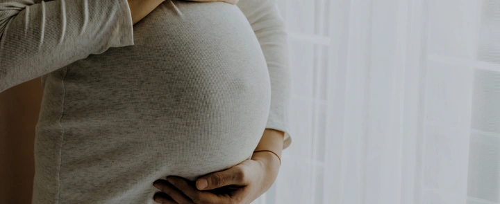 Mujer embarazada acariciándose la barriga