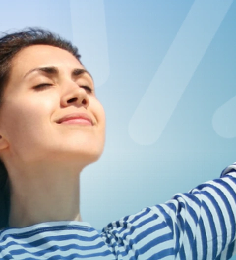 Mujer con los brazos abiertos, simbolizando libertad y confianza en su futuro gracias a la congelación de óvulos en FIV Valencia por solo 55€ al mes.