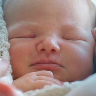 Bebé recién nacido durmiendo plácidamente, fruto de un tratamiento de reproducción asistida en FIV Valencia.